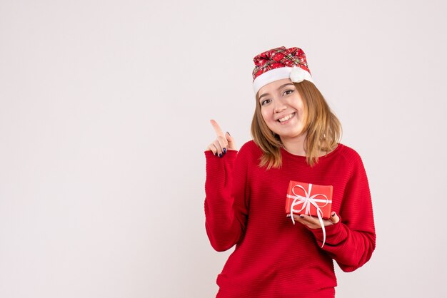 Vue de face jeune femme avec peu de cadeau de Noël