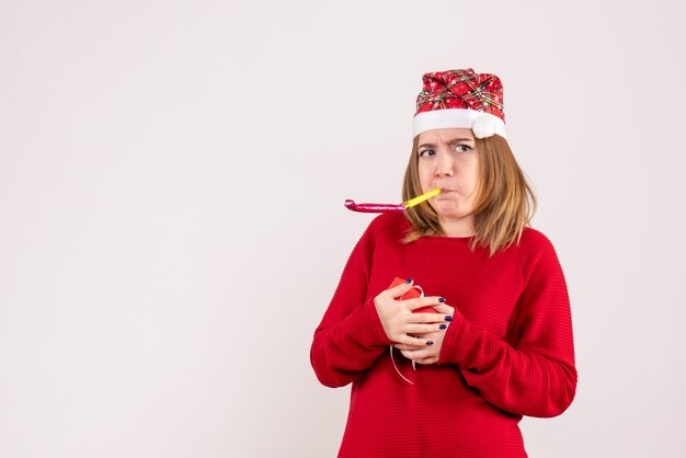 Vue de face jeune femme avec peu de cadeau