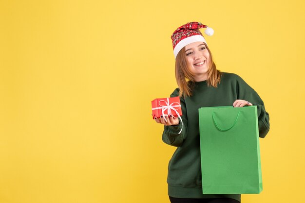 Vue de face jeune femme avec peu de cadeau