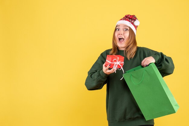 Vue de face jeune femme avec peu de cadeau