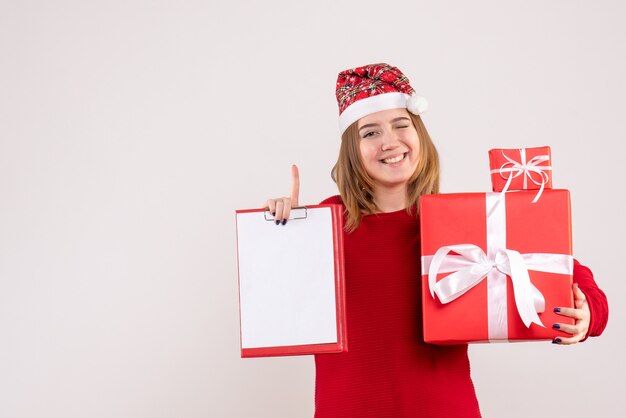 Vue de face jeune femme avec peu de cadeaux et note de fichier