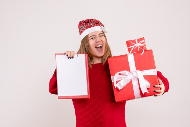 Vue de face jeune femme avec peu de cadeaux et note de fichier