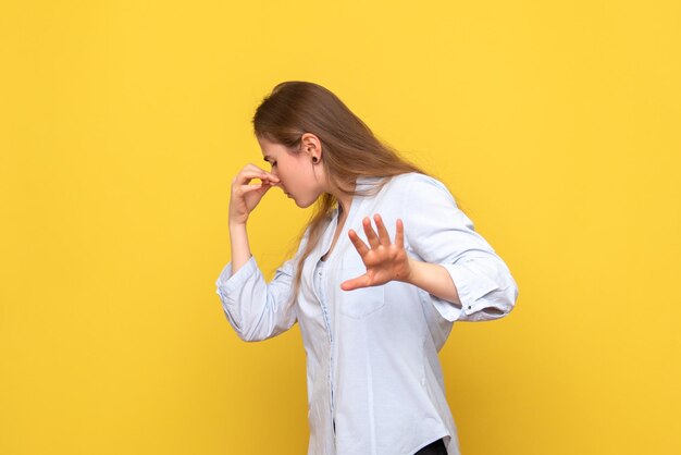 Vue de face de la jeune femme avec pincement du nez