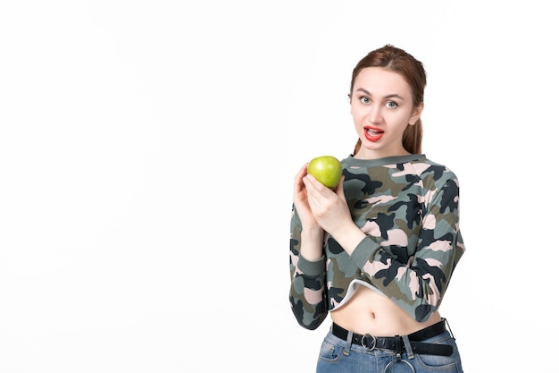 Vue De Face Jeune Femme Avec Pomme Verte Sur Fond Blanc Bien-être Santé Humaine Horizontale Jus De Peau De Fruits