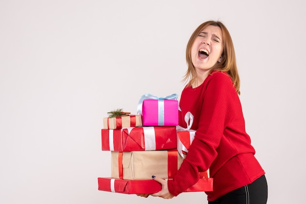 Vue de face jeune femme portant des cadeaux