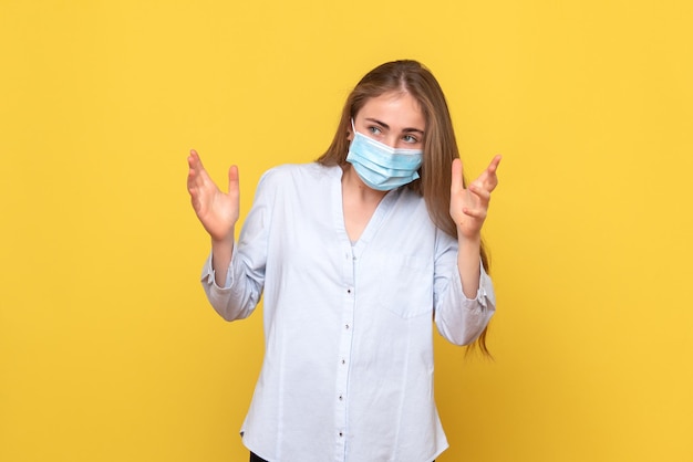 Vue de face d'une jeune femme portant des masques