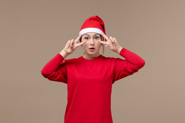 Vue de face de la jeune femme posant sur brown