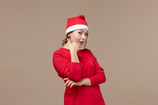 Vue de face de la jeune femme posant sur brown