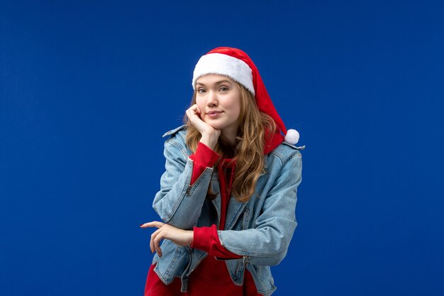 Vue de face jeune femme posant juste sur fond bleu couleur émotion vacances de Noël