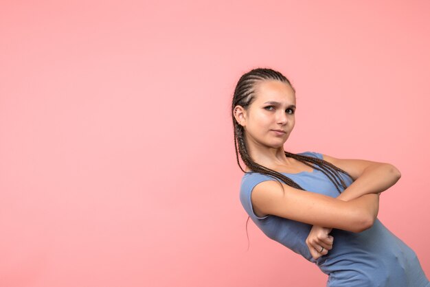 Vue de face de la jeune femme posant sur rose