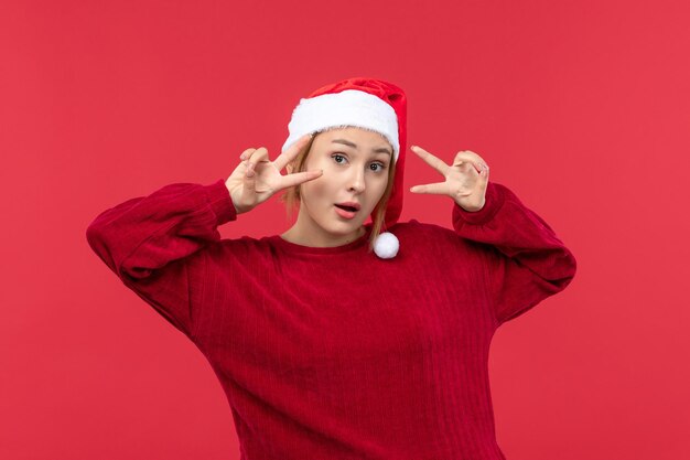 Vue de face jeune femme posant, vacances Noël rouge