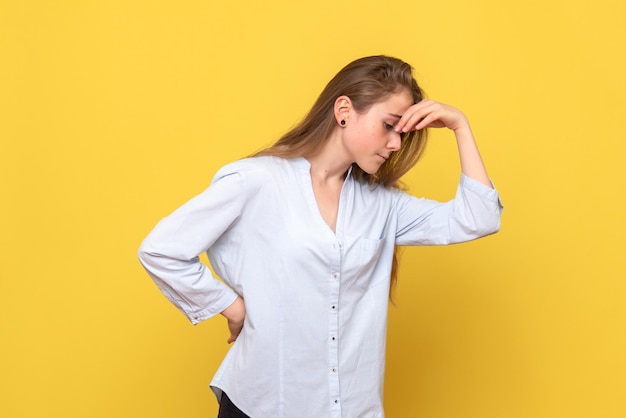 Vue de face de la jeune femme posant