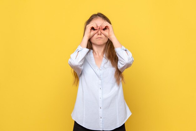 Vue de face de la jeune femme posant