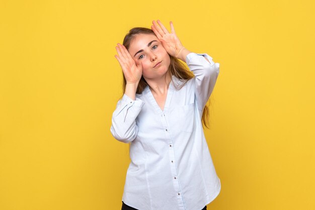 Vue de face de la jeune femme posant