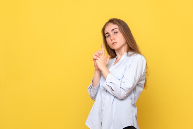 Vue de face de la jeune femme posant