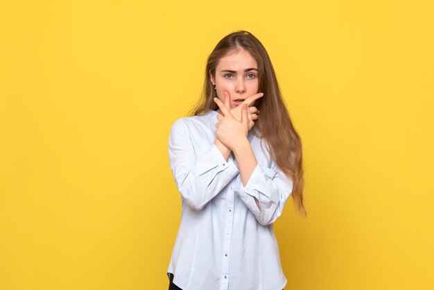 Vue de face de la jeune femme posant