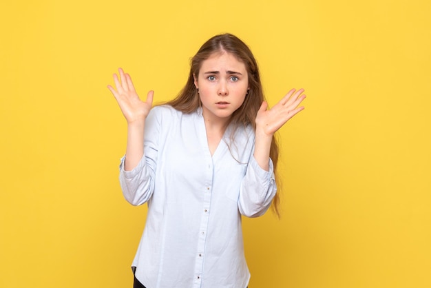 Vue De Face De La Jeune Femme Posant