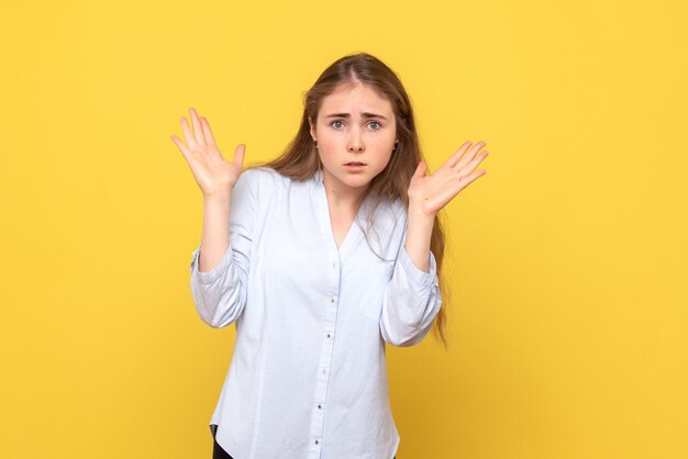 Vue de face de la jeune femme posant