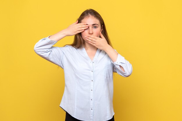 Vue de face de la jeune femme posant