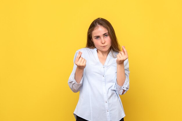 Vue de face de la jeune femme posant