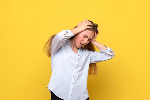 Vue de face de la jeune femme posant