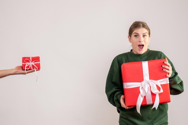 Vue de face jeune femme avec présent et acceptant le petit cadeau de l'homme