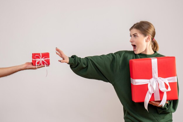 Vue de face jeune femme avec présent et acceptant le petit cadeau de l'homme