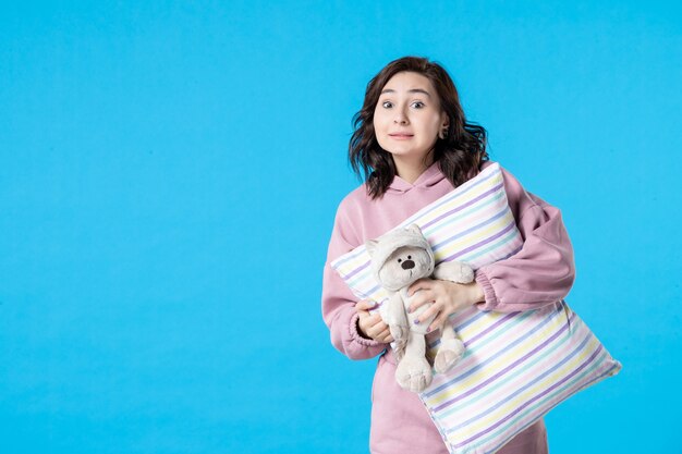 Vue de face jeune femme en pyjama rose les nuits bleues