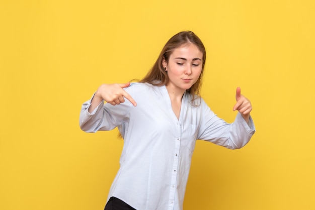 Vue de face d'une jeune femme ravie