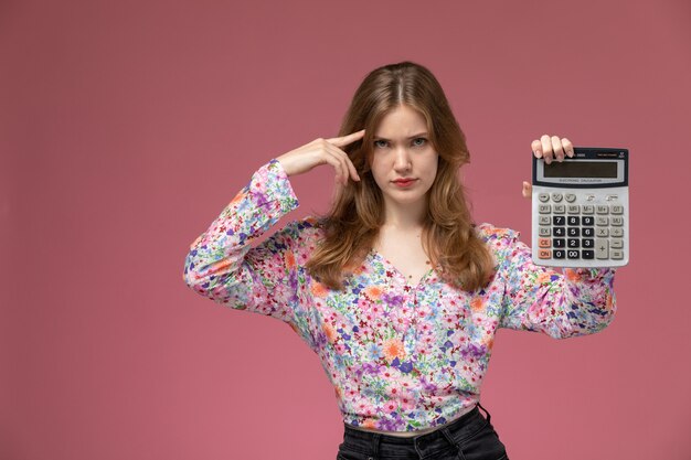 Vue de face jeune femme réfléchissant à quelque chose de compliqué