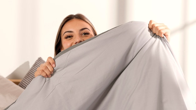 Photo gratuite vue de face jeune femme se détendre à la maison