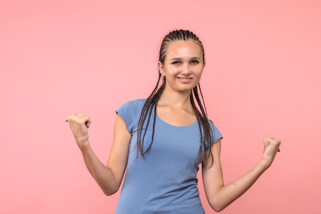 Photo gratuite vue de face de la jeune femme se réjouissant sur rose