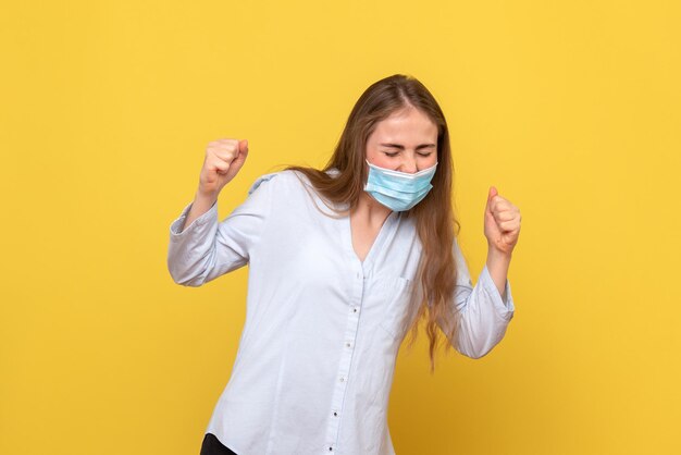 Vue de face de la jeune femme se réjouissant