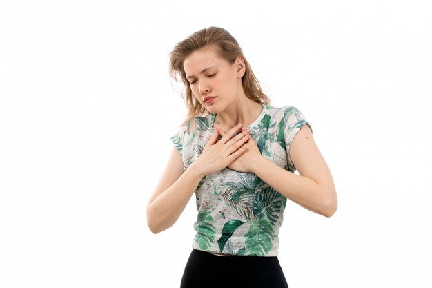 Une vue de face jeune femme séduisante en chemise conçue et pantalon noir souffrant de troubles respiratoires sur le blanc