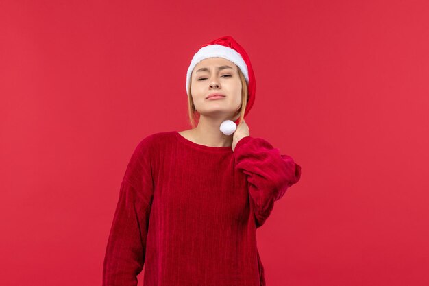 Vue de face jeune femme souffrant de maux de cou, Noël rouge de vacances