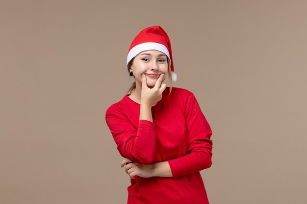 Vue de face de la jeune femme souriante sur brown