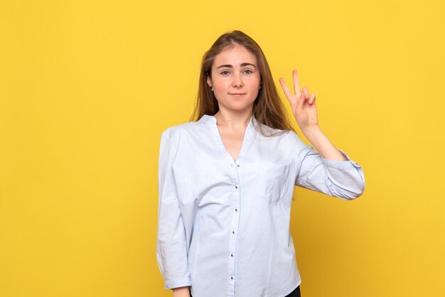 Vue de face d'une jeune femme souriante légèrement