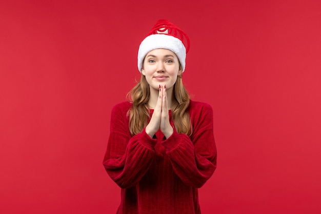 Vue de face jeune femme souriante et priant, vacances de Noël