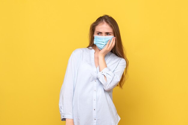 Vue de face d'une jeune femme stressée en masque