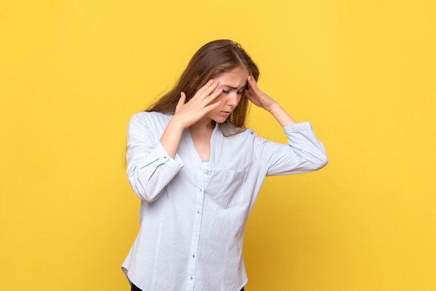 Vue de face d'une jeune femme stressée