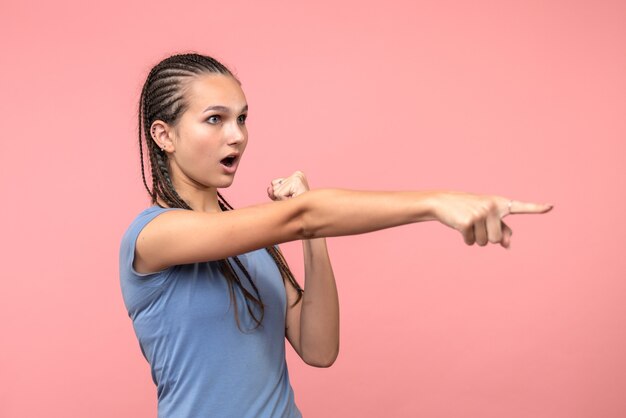 Vue de face de la jeune femme surprise sur rose