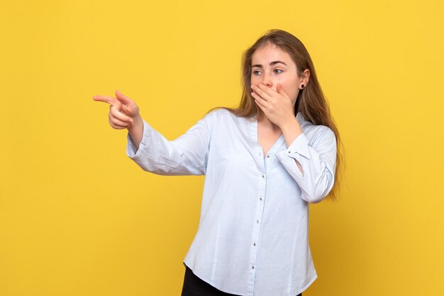 Vue de face de la jeune femme surprise