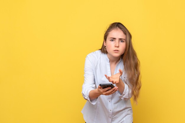 Vue de face de la jeune femme avec téléphone