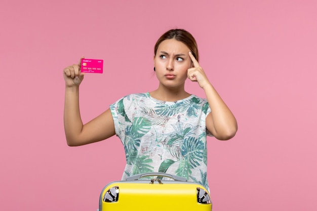 Vue De Face Jeune Femme Tenant Une Carte Bancaire En Vacances Sur Le Mur Rose été Reste Voyage Femme De Vacances