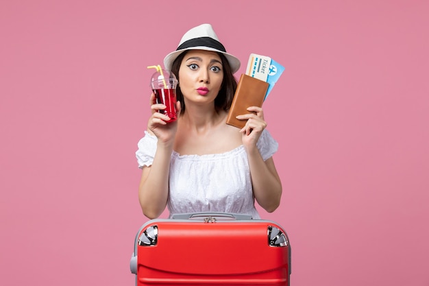 Vue De Face Jeune Femme Tenant Du Jus Et Des Billets En Vacances Sur Le Mur Rose Voyage Voyage Femme D'été