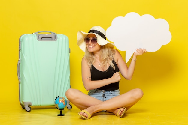 Vue de face jeune femme tenant une énorme bulle blanche