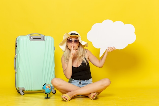 Vue de face jeune femme tenant une énorme bulle blanche