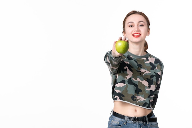 Vue De Face Jeune Femme Tenant Pomme Verte Fond Blanc Régime Horizontal Bien-être Peau Soins De Santé Plat Humain Jus De Fruits