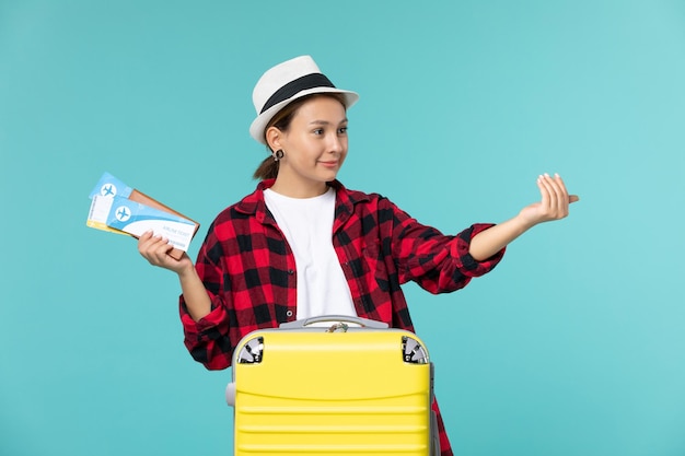 Vue de face jeune femme tenant un portefeuille avec des billets appelant quelqu'un sur l'espace bleu