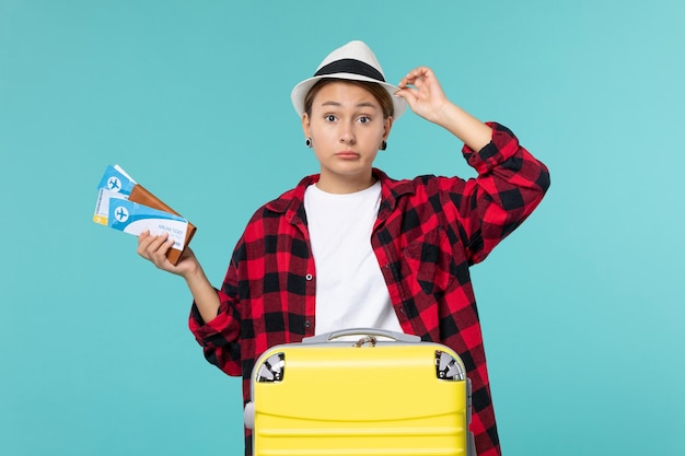 Vue de face jeune femme tenant un portefeuille avec des billets sur l'espace bleu